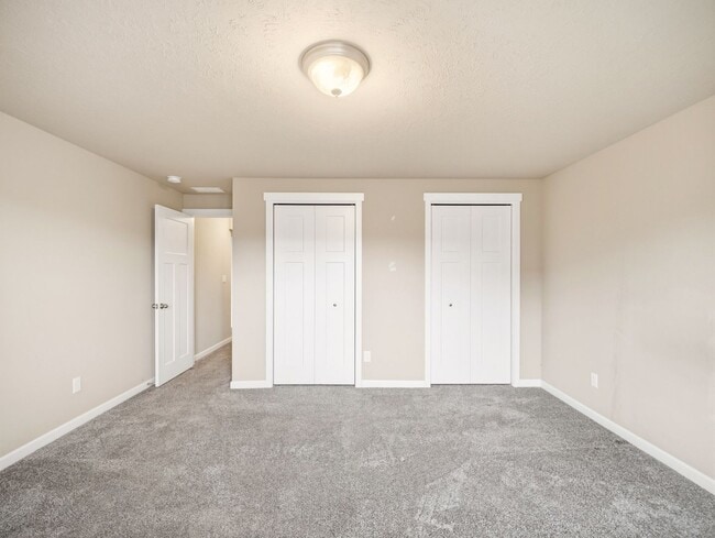 Building Photo - Spacious 5-Bedroom Home with Private Yard & Parking in Spokane