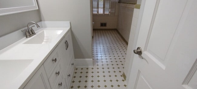 Building Photo - Room in House on Joyner Pl