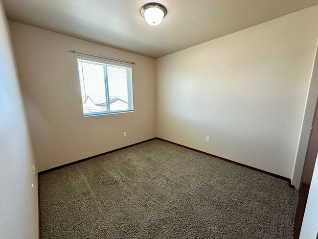 Building Photo - Large 5 Bedroom Home - North of CWU