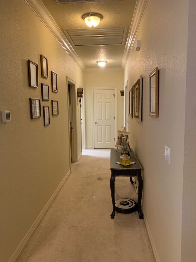 Building Photo - 746 Larkspur Ln