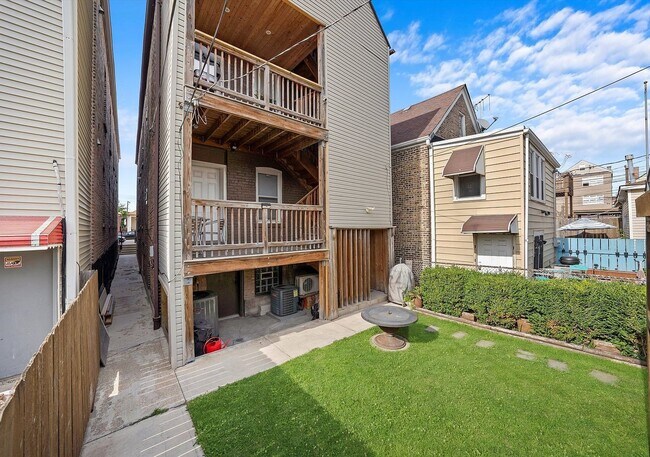 Building Photo - 1025 W 31st Pl