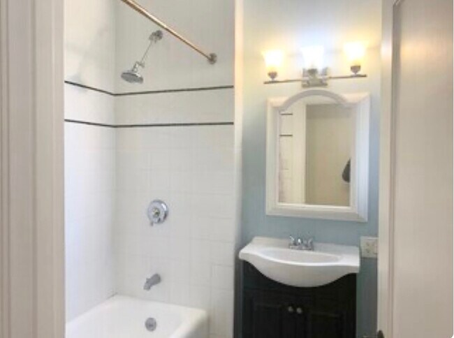 shower & sink - 2814 Baker St
