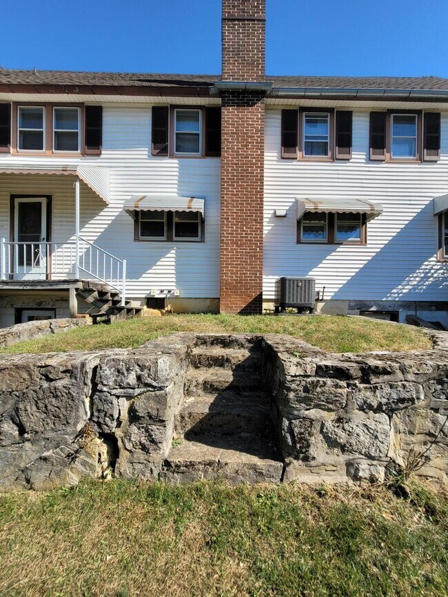Building Photo - 104 N Custer Ave