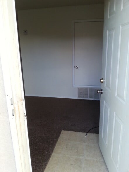 Building Photo - 2101 Elm St SE