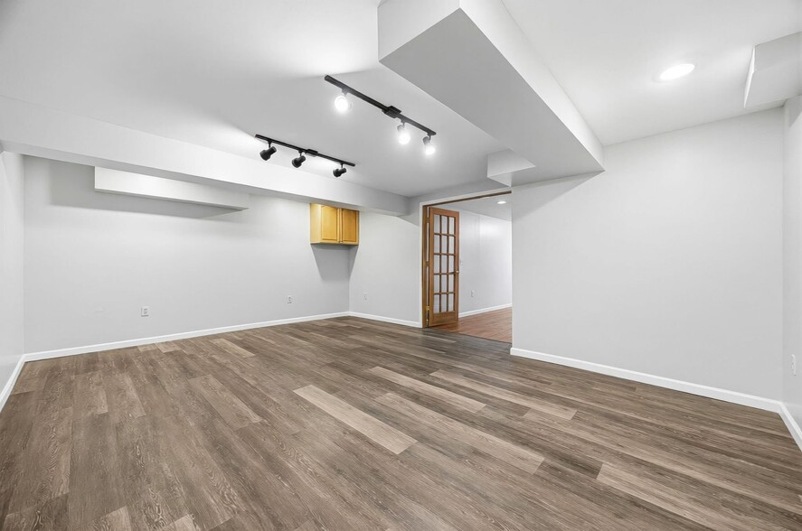 Building Photo - 3033 Jamestown Dr