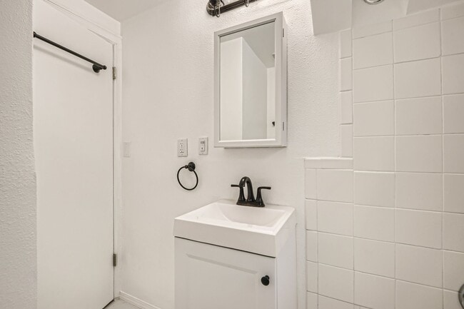 Building Photo - NEW BEST PRICE at $2,195 Fully Rehab 3 Bed...