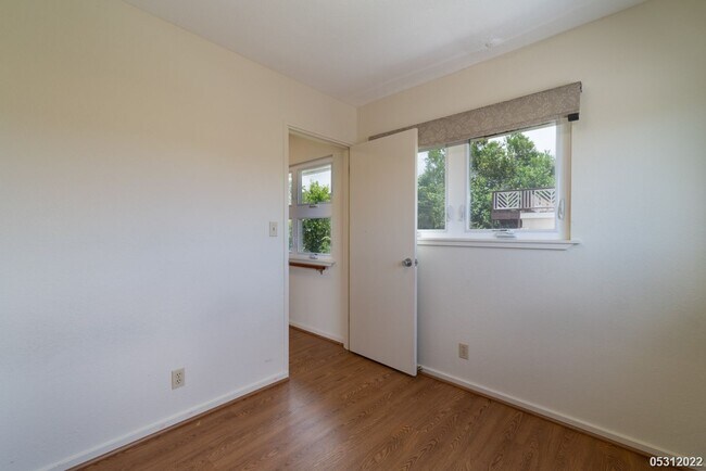 Building Photo - IMMACULATE AND CLEAN 3BR/1.5BA WITH 2 BONU...