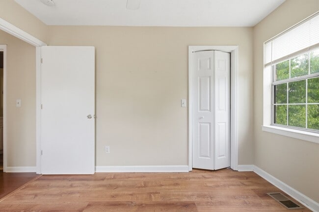 Building Photo - 515 Chesterfield Ave
