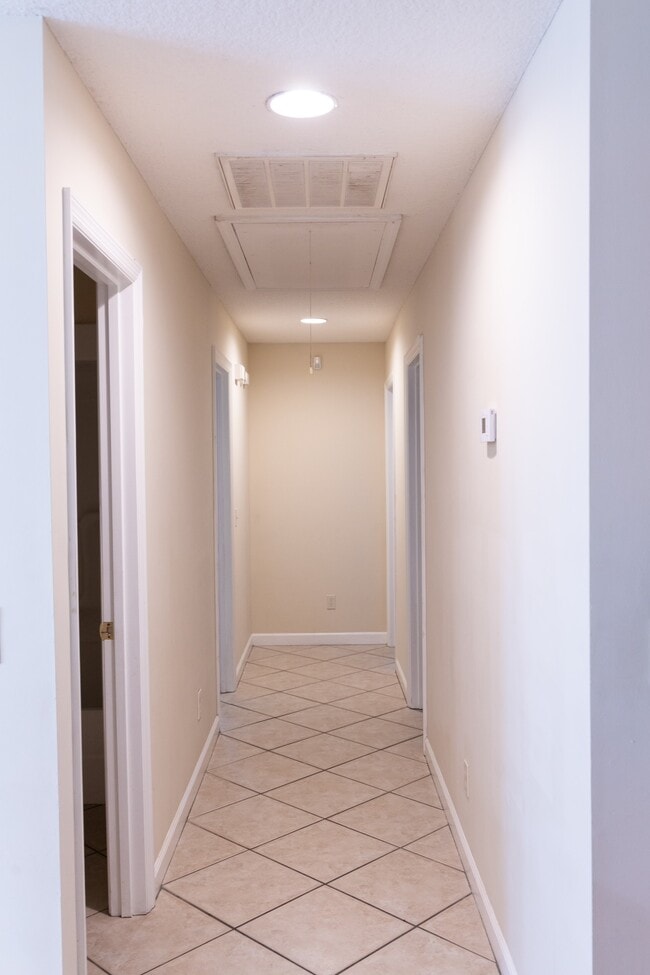 Building Photo - 252 Windridge Dr