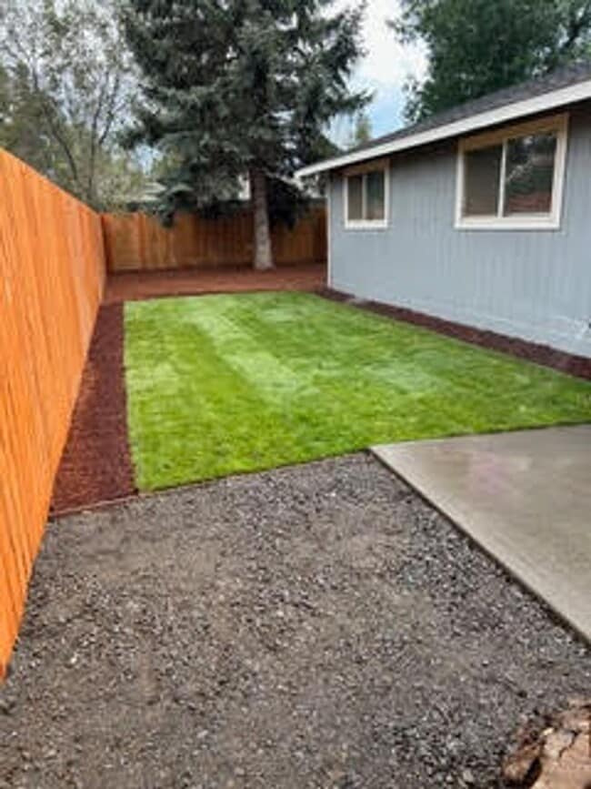 Building Photo - 2 BR in Redmond w/ huge yard