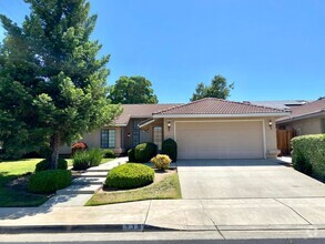 Building Photo - $2,295.00-  3 Bedroom Bullard & Fowler, Cl...