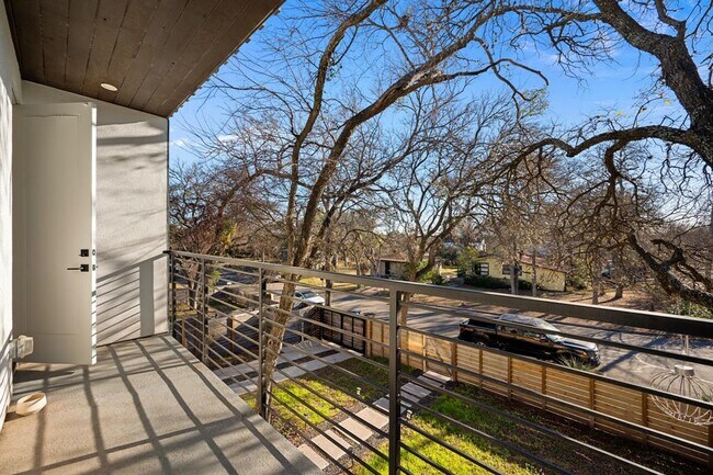 Building Photo - 910 Nalide St