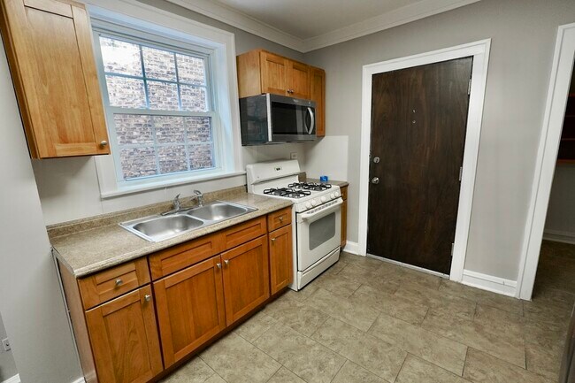 Building Photo - 6707 S Artesian Ave