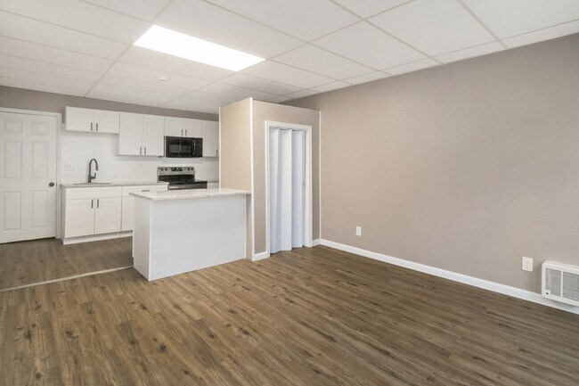 Building Photo - 137-139 Main St