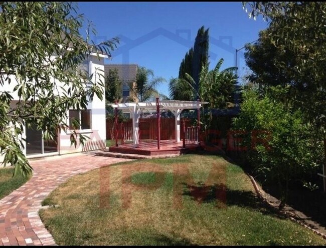 Building Photo - Close to freeway and shopping
