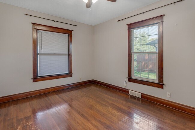 Building Photo - 4205 Pacific. Available June 2026.  3 bedroom, 2 bath, 2.5 car garage.  Does not qualify for gove...