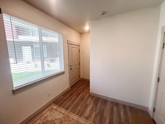 Building Photo - 941 E Whistle Dr