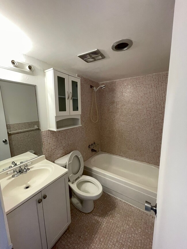 2nd bath with tub - 2060 NW 81st Ave