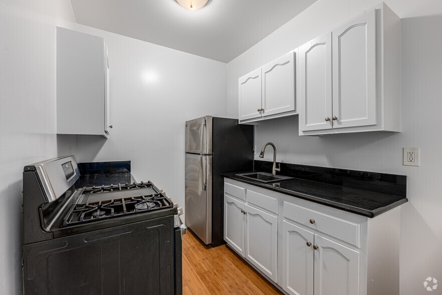 Studio - Kitchen - Val D' Kingsley LLC