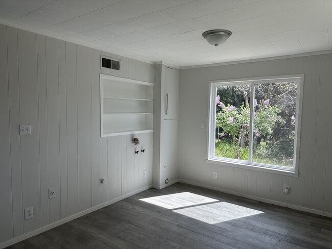 Building Photo - 5979 Meadow Ln