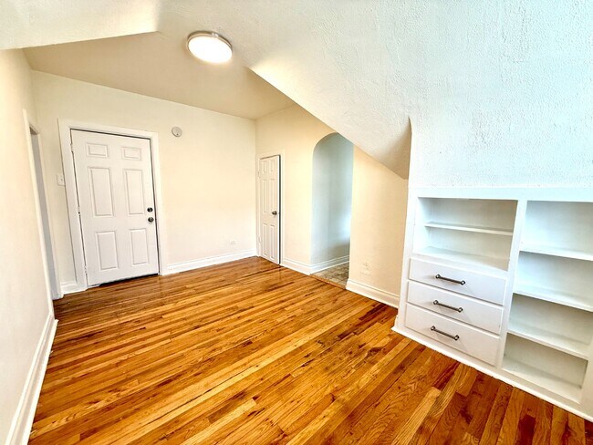 Building Photo - Unique Top floor Studio Apartment in Eclectic Capitol Hill House! Available Now!