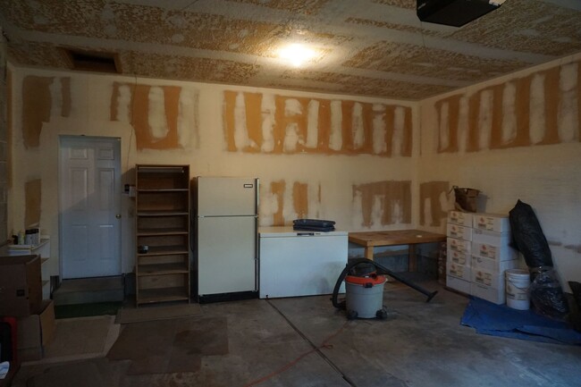 Building Photo - 5 Bedroom Sandy Home