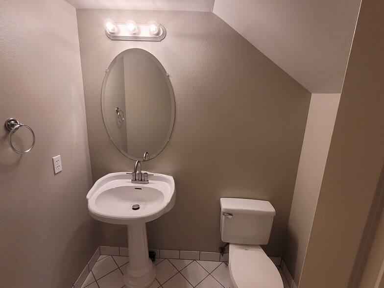 Downstairs Guest 1/2 Bath - 28 Hoku Pl