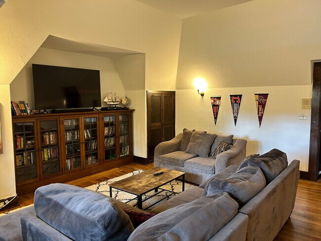 Building Photo - 3085 Fairmount Blvd