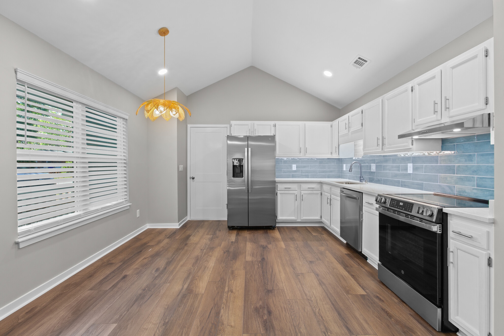 Kitchen - 1129 Landsdowne Dr