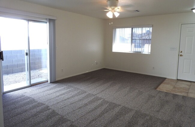 Building Photo - Inviting 3+2 split Floor plan!