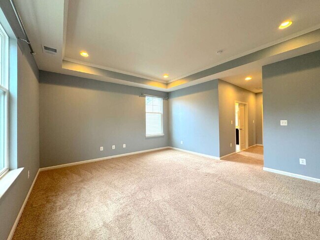 Building Photo - Exquisite Brambleton Living: A Spacious Fa...