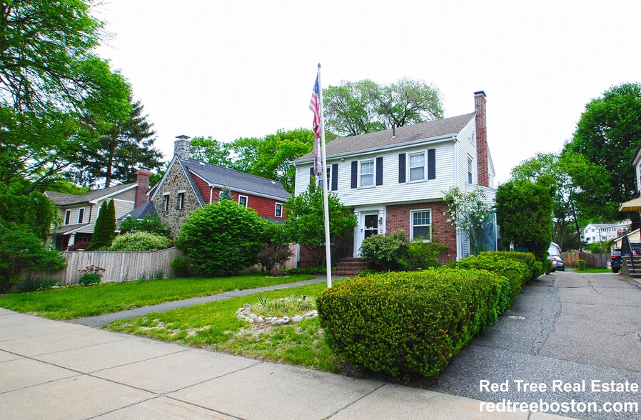 Building Photo - 841 Fellsway W