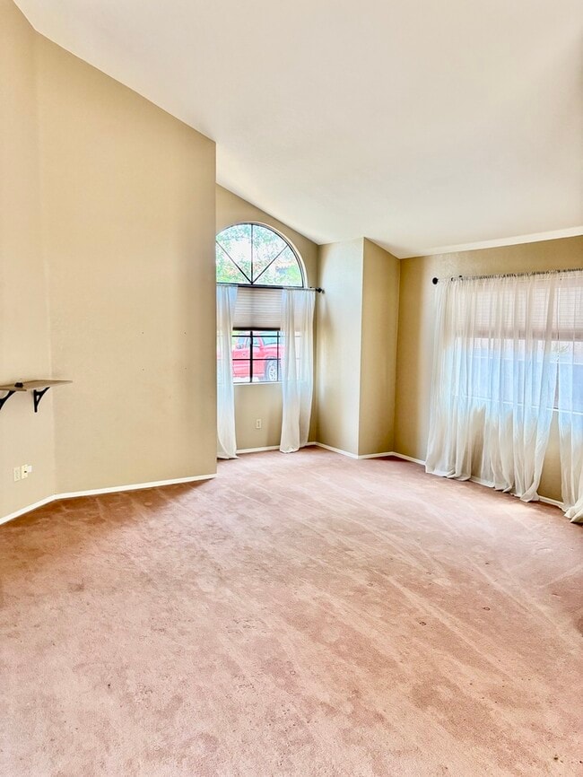 Building Photo - Charming house with 3 beds and 2 bath is n...