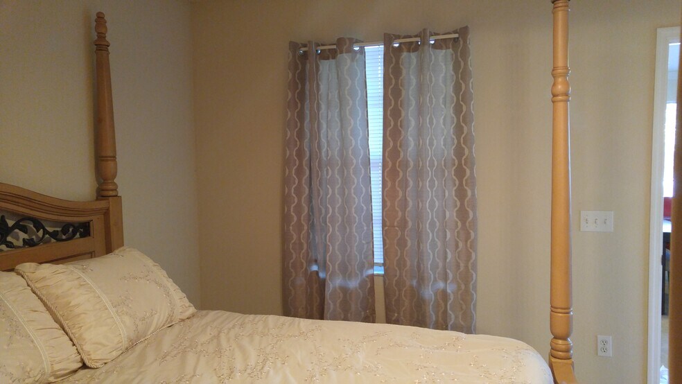 Building Photo - 1030 Villagio Cir