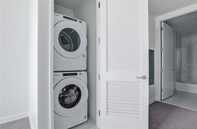 Building Photo - 400 Central Ave