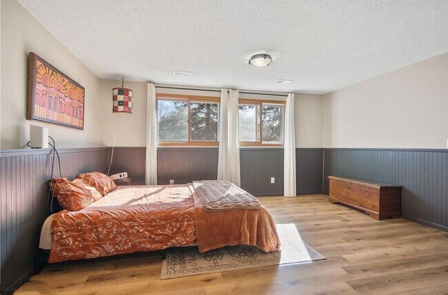 Building Photo - 3 Bedroom 2 Bath Townhome with 2 Ensuite B...