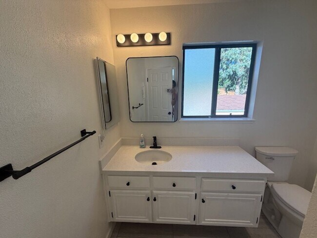 Building Photo - Renovated 2-Bedroom Condo in Martinez