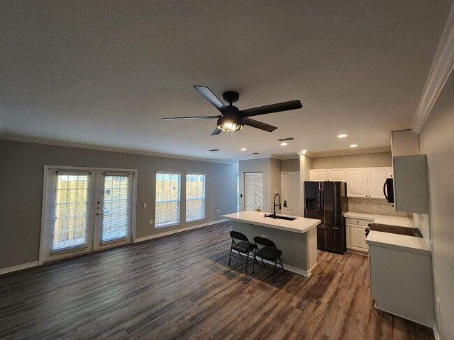 Building Photo - 402 S Willow Ave