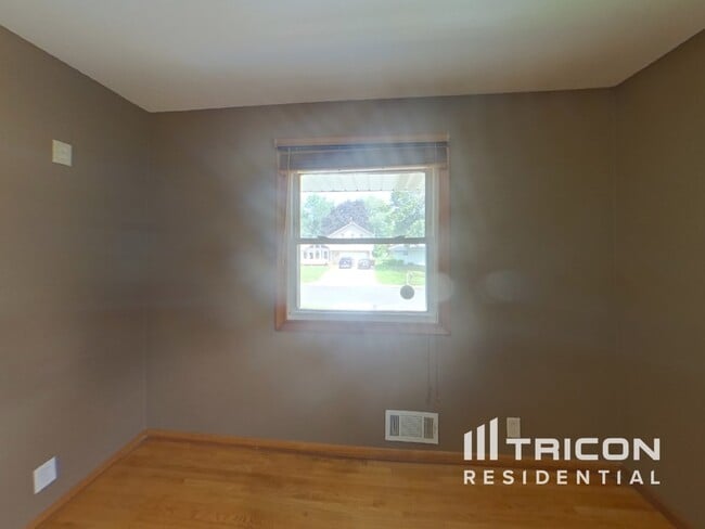 Building Photo - 2660 Roth Pl