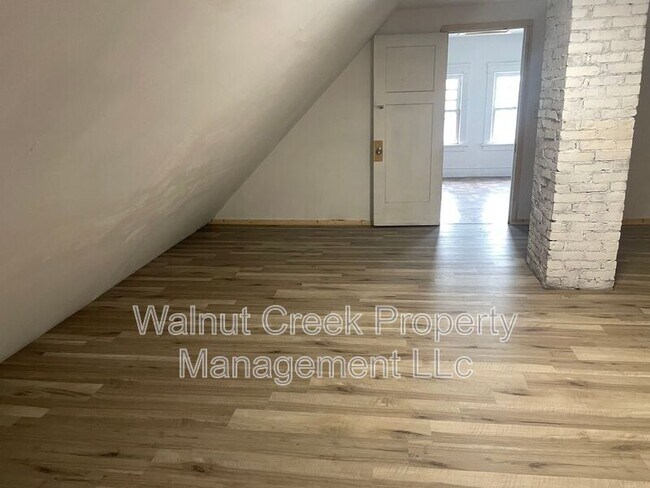 Building Photo - 1184 W 8th St