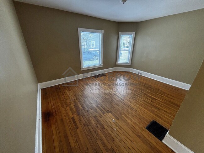 Building Photo - 1010 Helen St NE