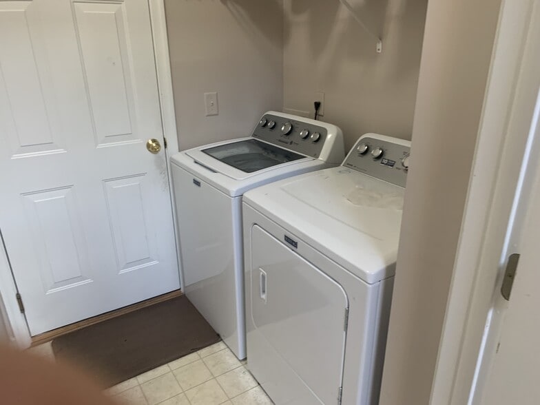 Building Photo - 805 Anna Ln