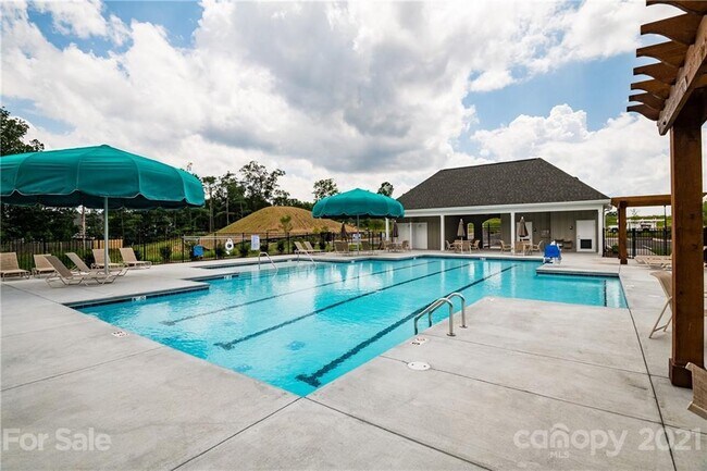 Building Photo - 6640 Wildbrook Dr