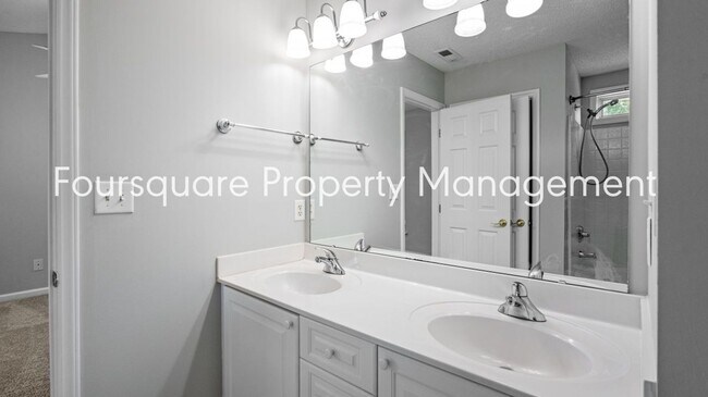 Building Photo - End Unit Townhome | Sunroom| Community Poo...