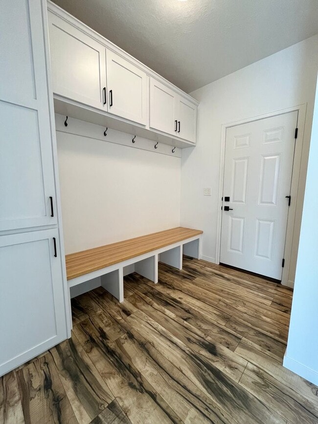 Building Photo - 4 Bed/3.5 Bath with 4 Stall Heated Garage!