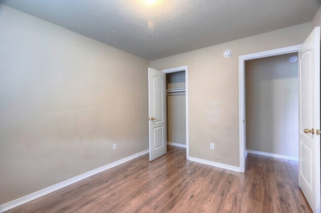 Building Photo - 21803 Manor Ct Dr