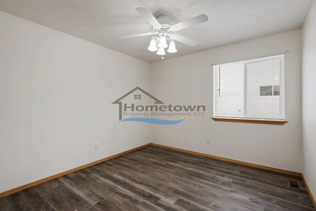 Building Photo - Lovely 3 Bedroom 2 Bath Home w/ 2 Car Gara...