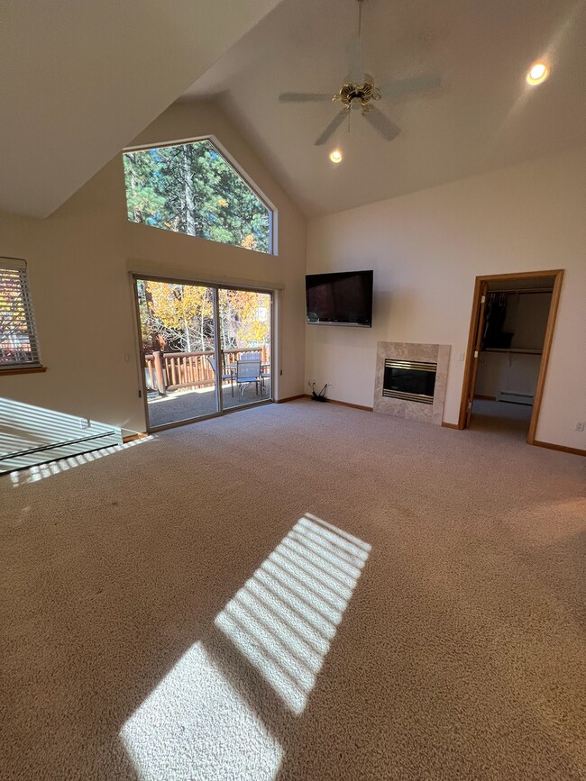 Building Photo - Low Elevation Home Steps From Championship Golf Course
