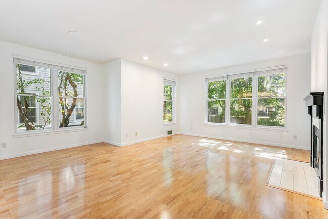 Building Photo - Riverplace Condominiums - 1 bed/1 bath corner unit w/parking/storage/balcony/fireplace