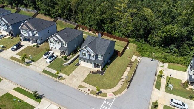 Building Photo - Almost new 4 bedroom 2.5 bathroom just off...